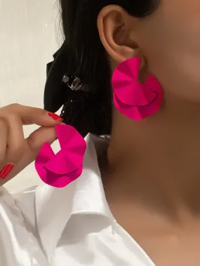 1pair geometric metallic stud earrings in hot pink