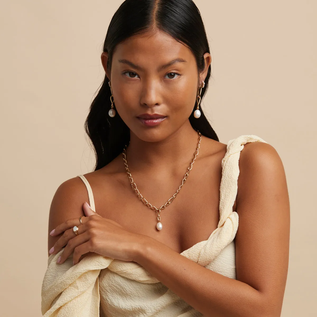 Infinite Pearl Bold Lariat Necklace in Gold