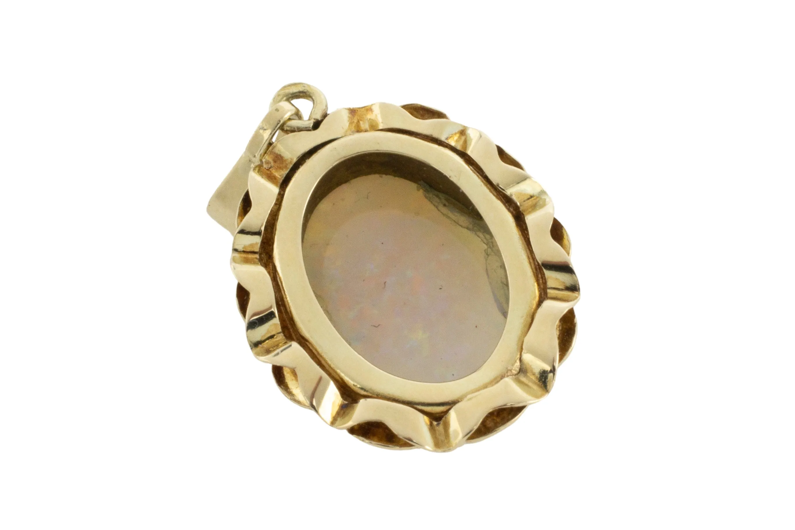 Opal pendant in 14 carat gold