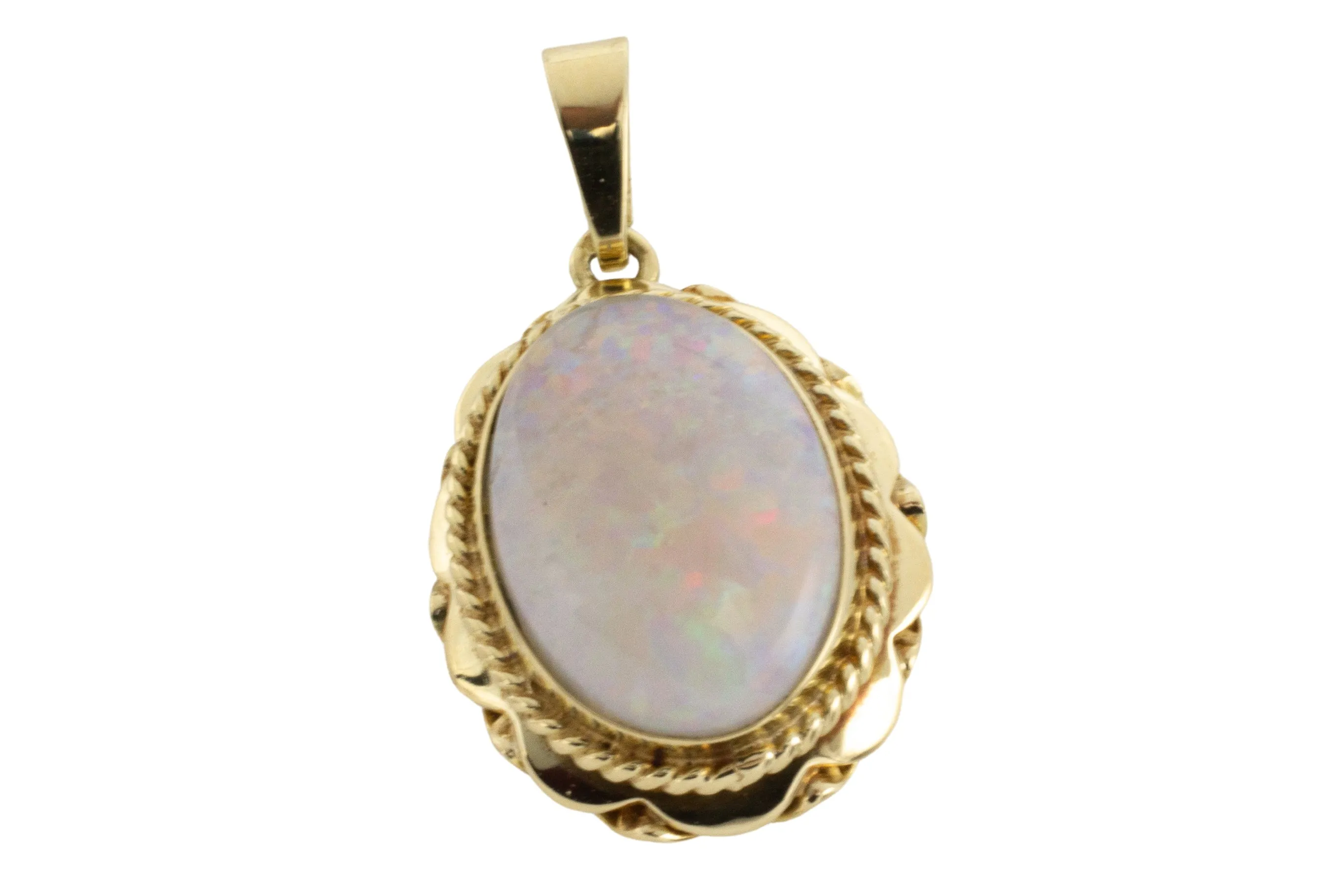 Opal pendant in 14 carat gold