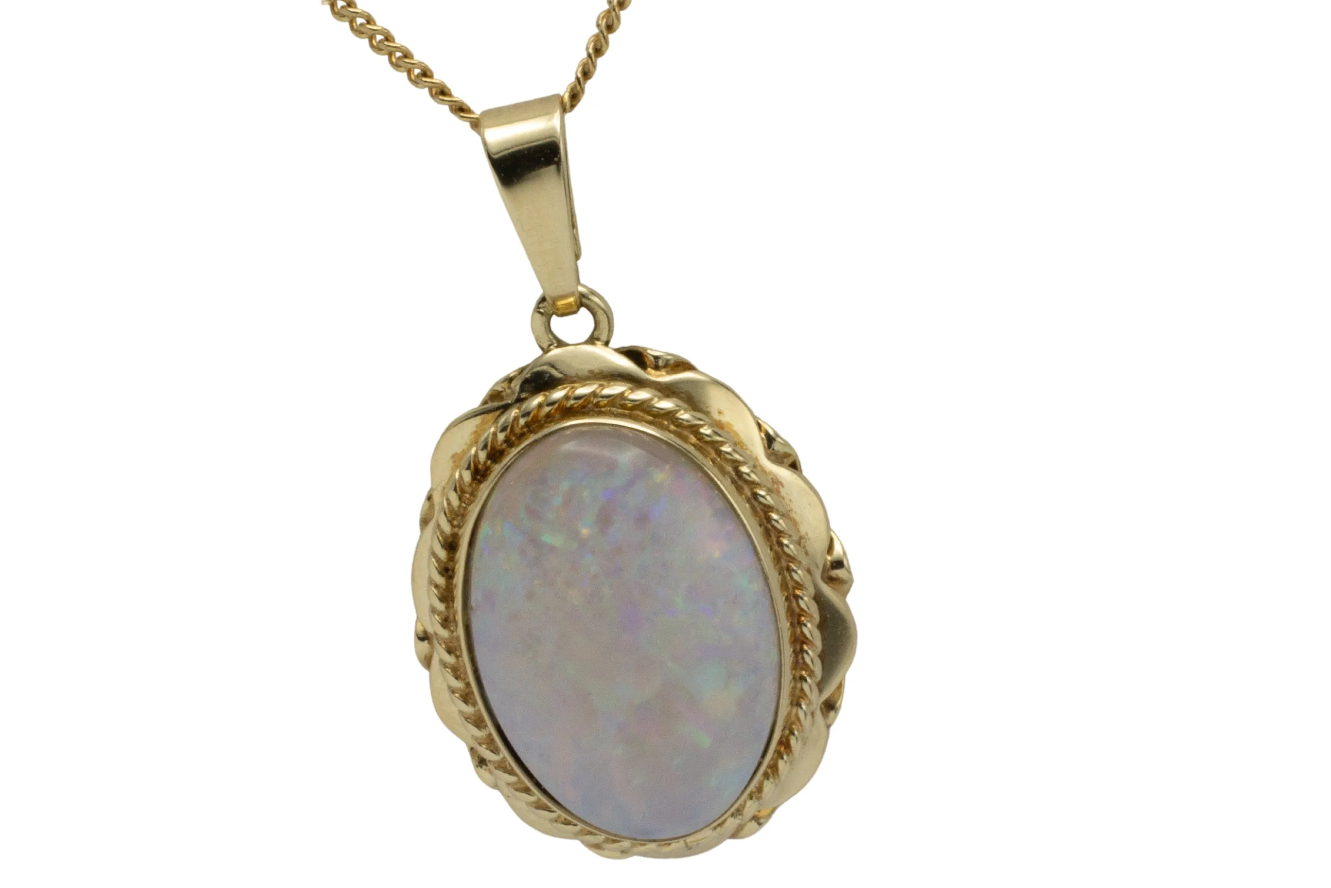 Opal pendant in 14 carat gold