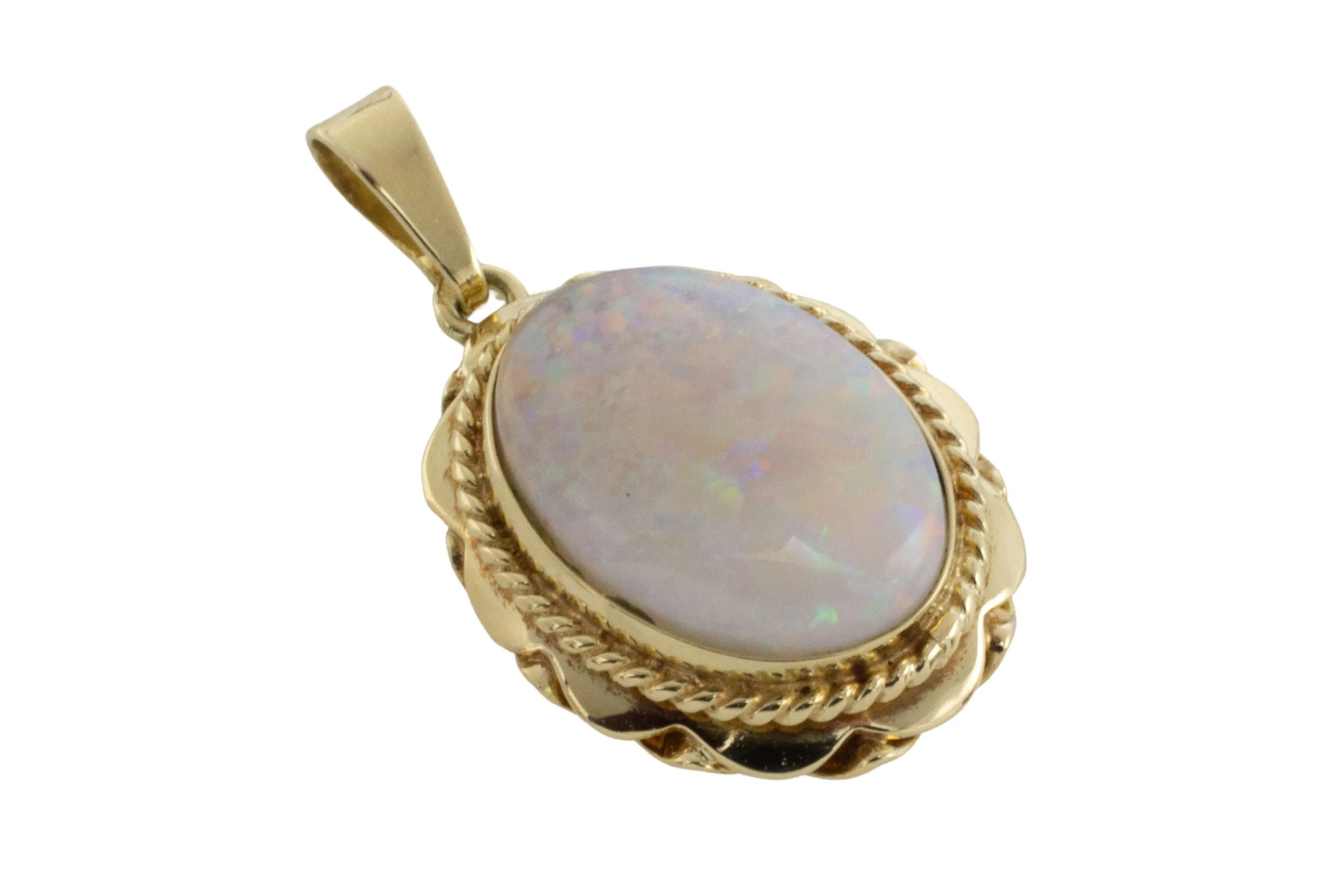 Opal pendant in 14 carat gold