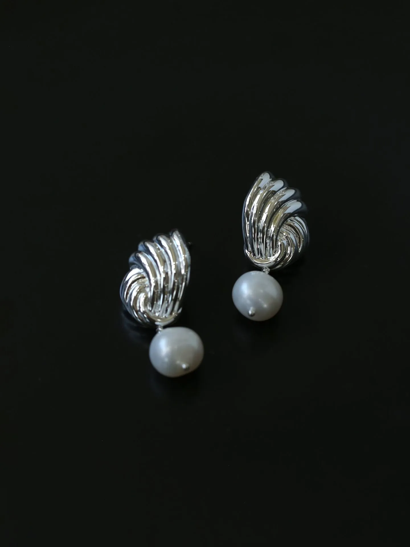 Spiral Metal Wind Stripe Pearl Drop Earrings